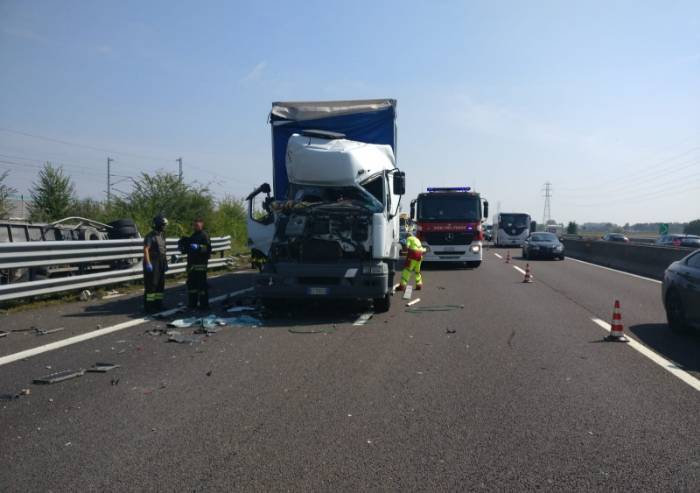 Incidente in A1: tre camion coinvolti