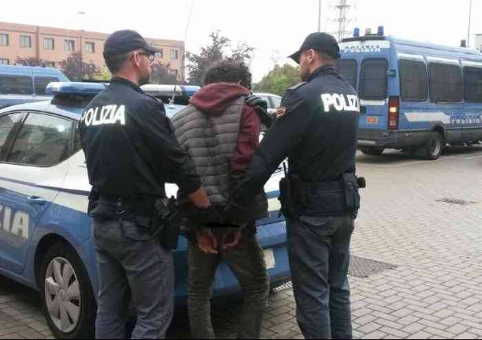 Ruba su auto in sosta al Policlinico: italiano arrestato dalla polizia