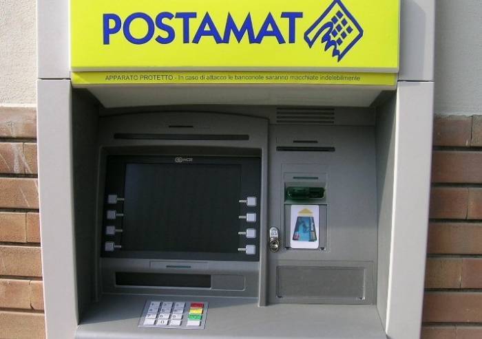 Il bancomat le trattiene la carta e lei irrompe in Posta: denunciata