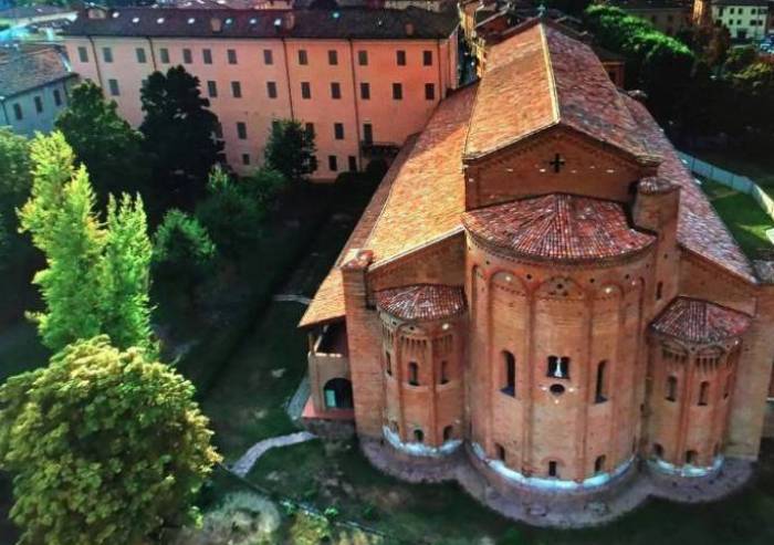 Nonantola: l'abbazia riapre, il grande abbraccio dei fedeli