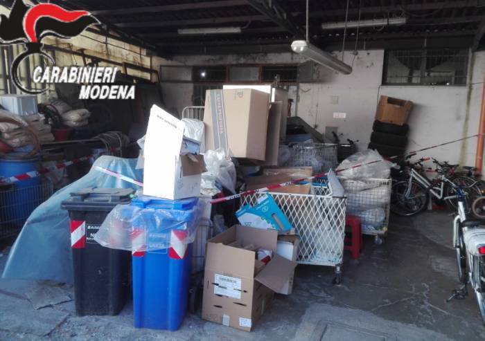 Mirandola, quintali di rifiuti nel cortile: multa da 2400 euro