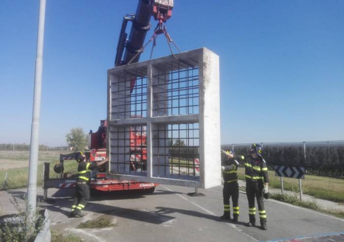 Dall'autosnodato cade il maxi manufatto di cemento