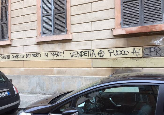Modena, nuove scritte offensive contro Salvini