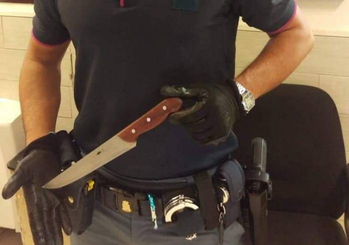 Nigeriano scende in strada nudo e con coltello da 34 cm: denunciato