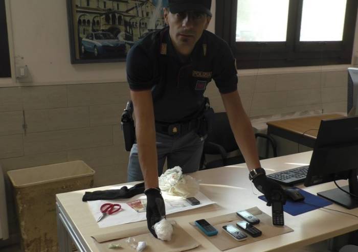 Gestiva centrale di spaccio domestica, arrestato clandestino