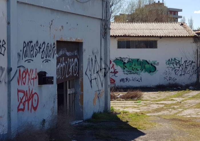 Ancora bivacchi nei capannoni abbandonati della Madonnina