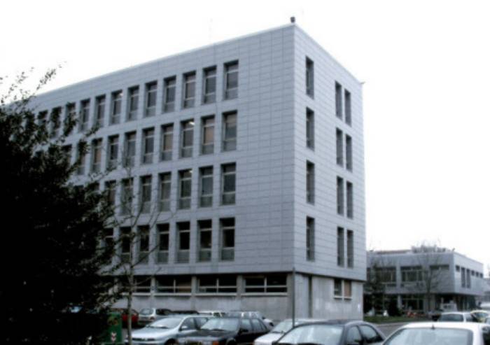 Crolla il soffitto di un'aula universitaria durante le lezioni