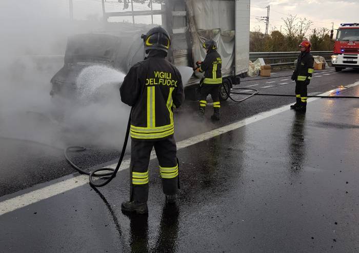 Autocarro in fiamme in A1: salvato il carico di pollame