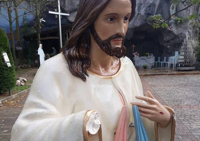 Pavullo, vandali tagliano la mano alla statua di Gesù