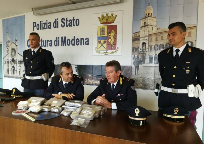 Trasportava sull'auto 11 chili di cocaina: arrestato rumeno