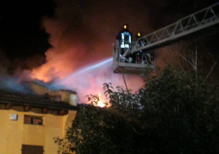 Casa colonica distrutta dalle fiamme, nessun ferito