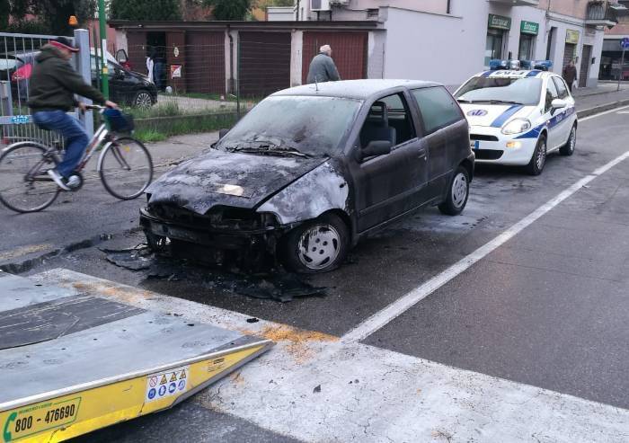 Via Ciro Menotti, auto distrutta dalle fiamme