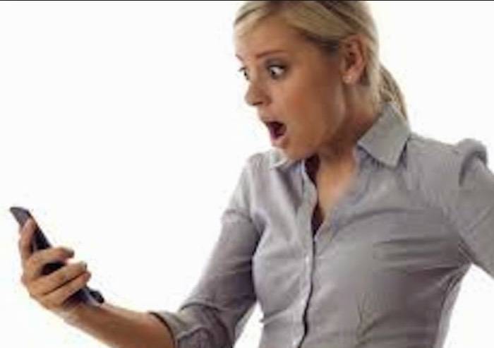 'Dammi il telefono o sparo', moglie gelosa denunciata