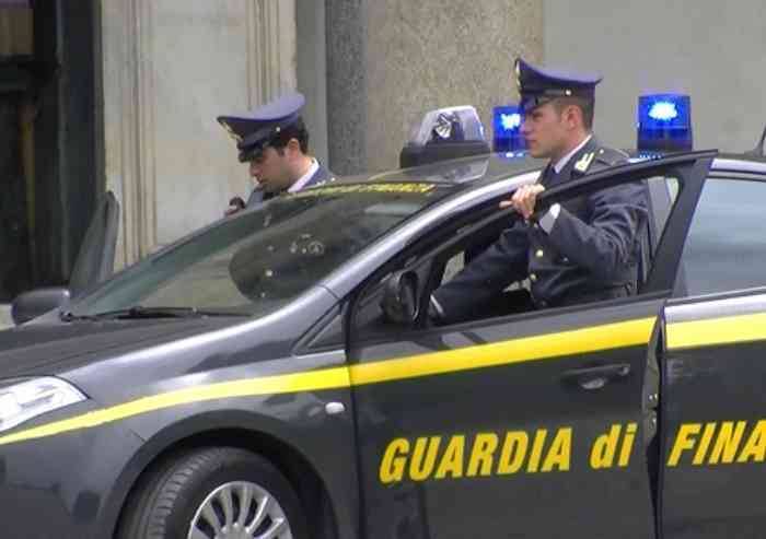 Finanza, maxi sequestro di prodotti non sicuri: multato negozio cinese