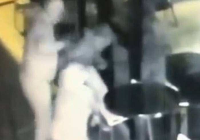 Sassuolo, furto con scasso in bar, ladro in fuga si rompe una gamba