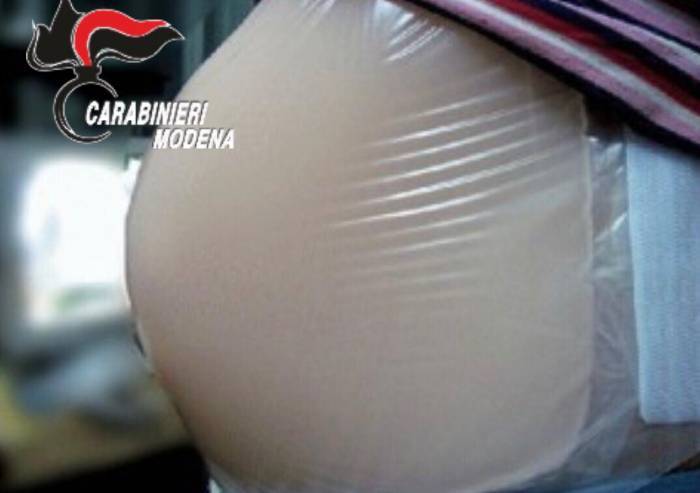 Mirandola, moldavi rubavano nel market grazie alla pancia finta