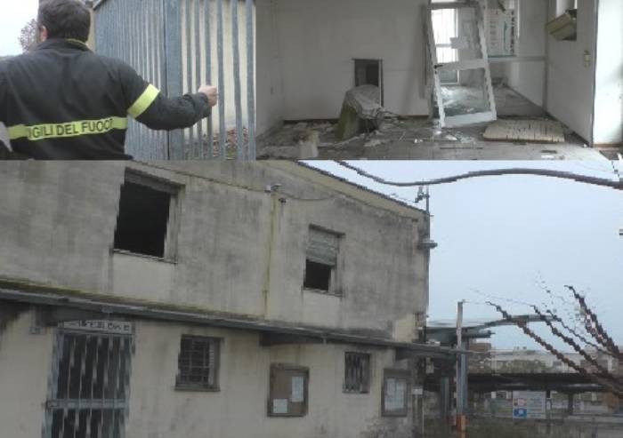 Abusivi incendiano materassi nella palazzina comunale