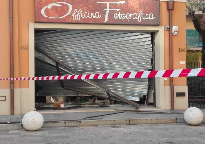 Furto con spaccata all'Officina fotografica, merce recuperata, banditi in fuga