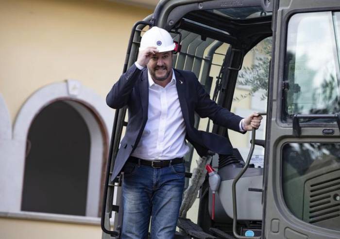 Casamonica, Salvini sale sulla ruspa e dà il primo colpo
