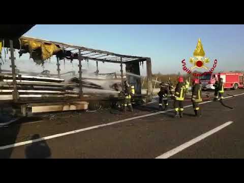 Rogo in A1, camion distrutto: lunghe code