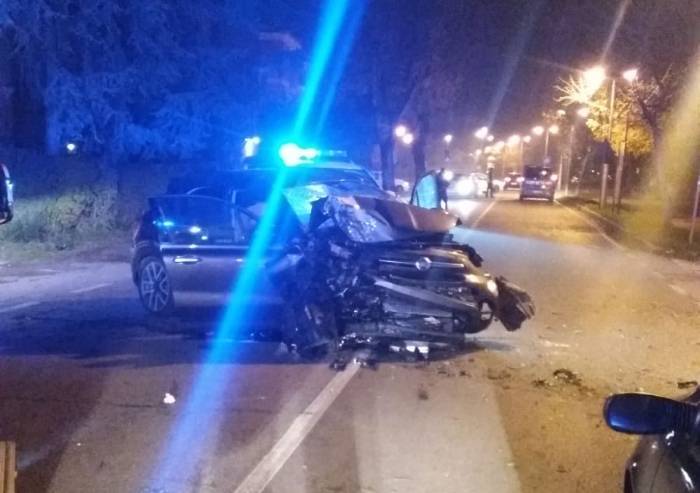 Auto contro un platano, feriti quattro giovani