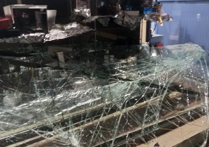 Furto con spaccata: razziati profumi per migliaia di euro