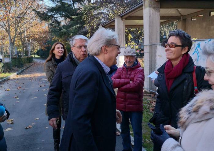 Chioschi, Sgarbi li (ri)boccia e afferma: 'Potrei candidarmi a Modena'