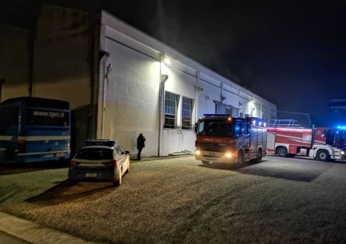 Incendio di un deposito bus in via Perosi, tre pullman in fiamme