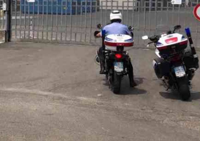 In motorino contromano e con dosi di cocaina: denunciato tunisino