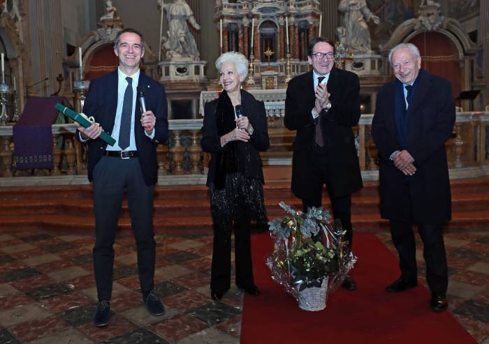 Compleanno Kabaivanska, da Muzzarelli e Cavicchioli omaggio dall'altare