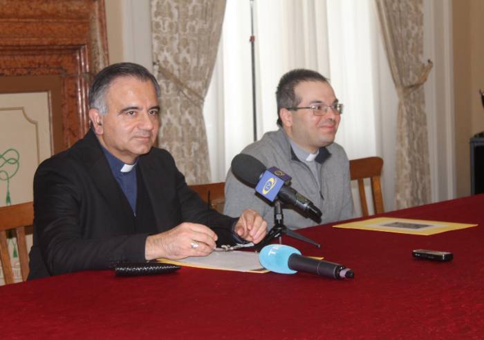 Vescovo: 'Inaccettabili leggi contro la vita: nel grembo o su barcone'