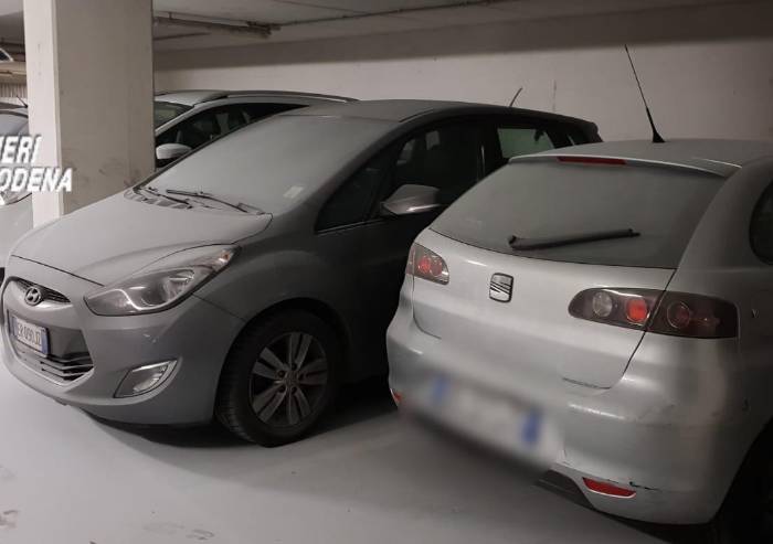 Medolla, imbrattano auto parcheggiate con estintori: presi