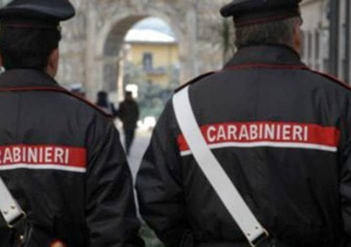 A Bologna una donna bussa ai Carabinieri: ho fame 'portatemi dentro'