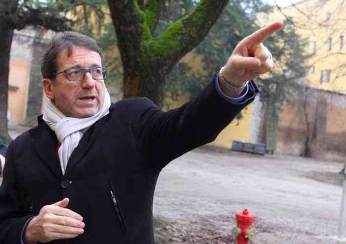 Muzzarelli e whatsapp: le promesse elettorali da 'scarpe spaiate'