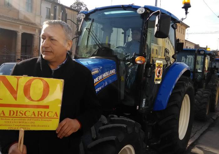 No all'ampliamento della discarica di Finale: 150 trattori in strada