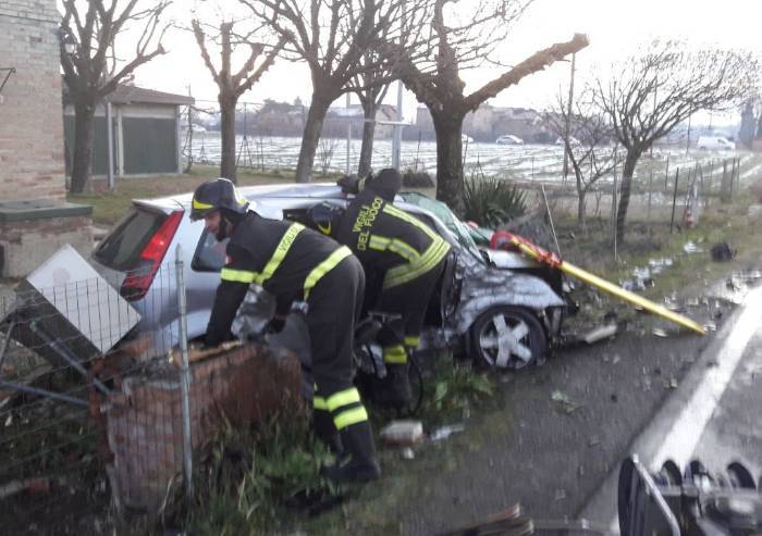 Formigine, schianto tra due auto