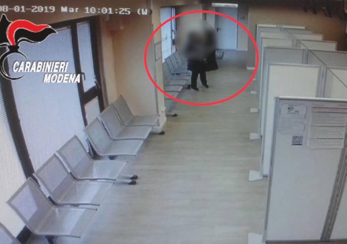 Ruba il cellulare dimenticato al bar da un ragazzo: denunciata