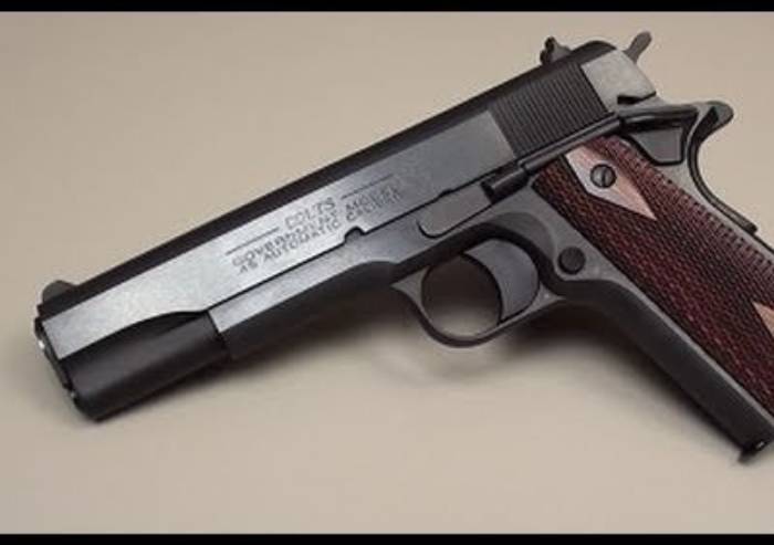 Gira con la pistola, denunciato per procurato allarme