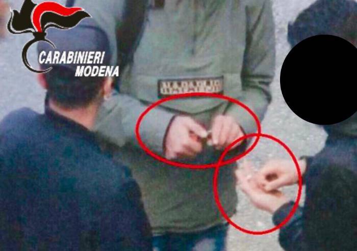 Carpi, vendeva cocaina davanti a scuola: arrestato un marocchino