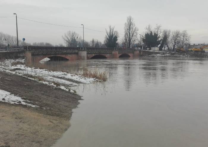Fiumi in piena, chiuso anche un tratto di via Emilia est