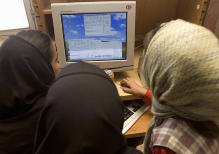 Picchia la moglie perché naviga su Facebook: denunciato marocchino