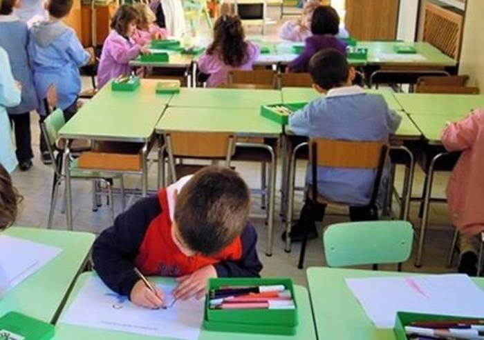Crolla il controsoffitto della scuola d'infanzia: classi evacuate