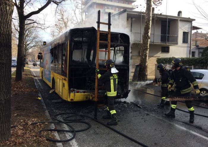 Seta, i bus tornano a prendere fuoco: rogo in via Amendola