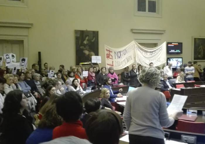 Presidio femminista in consiglio comunale, che diventa una arena