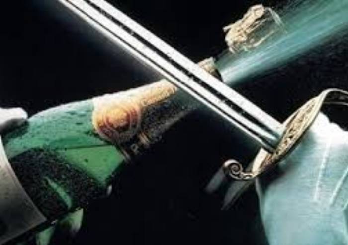 Stappa lo Champagne con la sciabola: amica grave, rischia l'occhio