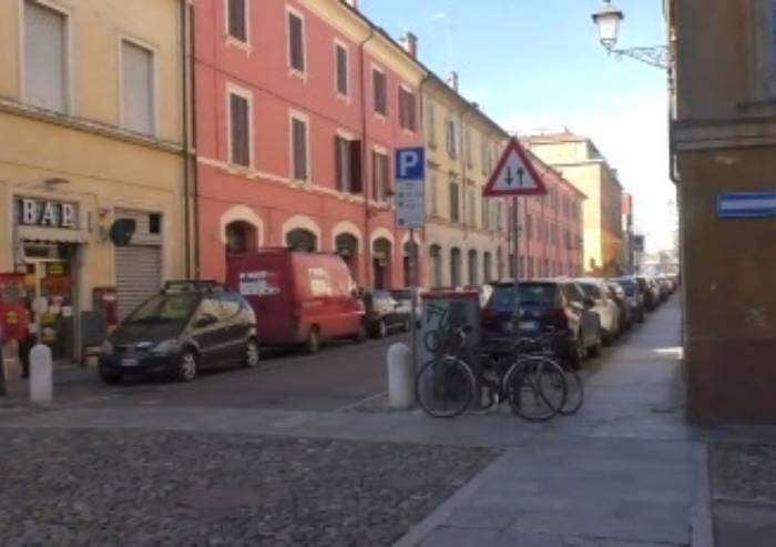 Punta il coltello al petto di un diciassettenne: 'Dammi i soldi per le sigarette'. Arrestato