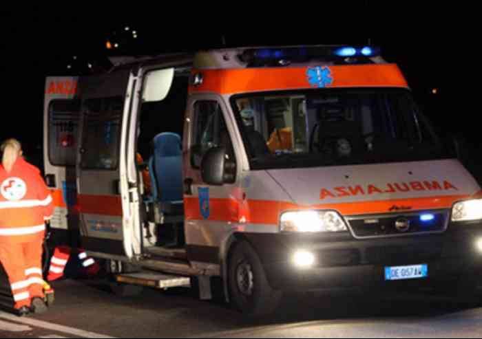 Crolla pavimento in una palazzina in centro: ferita 21enne