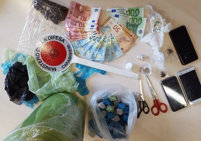 Viale Gramsci, confezionava droga in casa e la spacciava in strada