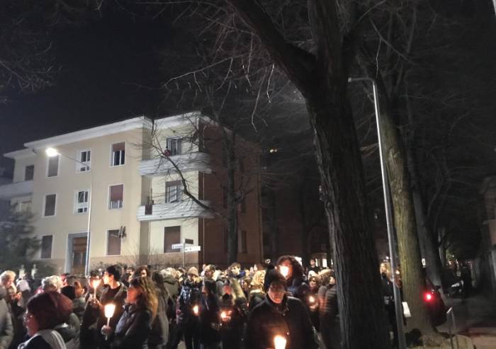 Oltre 500 persone alla fiaccolata per Ghizlan