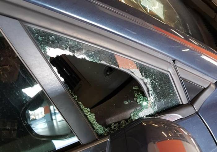 Carpi, ladri sfondano il vetro dell'auto del forzista Cavazzoli